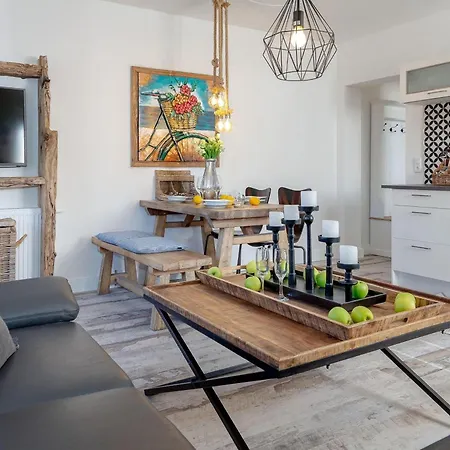 Die-deichbude-4-box-1 Apartment Busum
